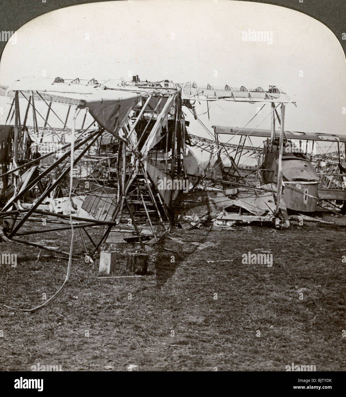 L'épave d'un bombardier allemand qui a tenté de briser la défense aérienne, la Première Guerre mondiale, 1914-1918.Artist : Éditeurs Voyages réaliste Banque D'Images