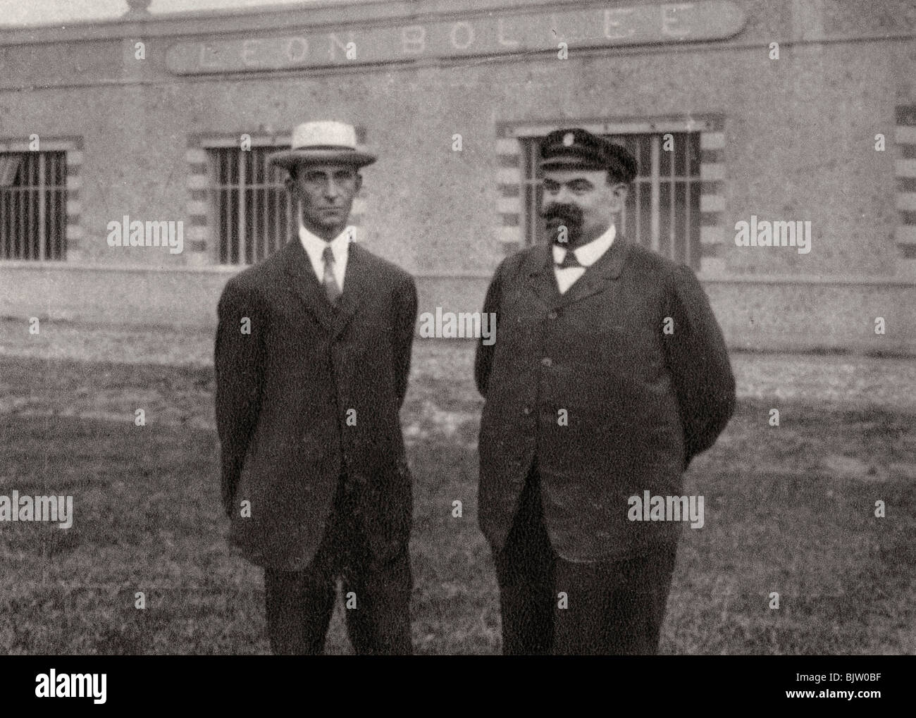 Wilbur Wright, aviateur américain, et Leon Bollee, inventeur et constructeur automobile français, 1908. Artiste : Inconnu Banque D'Images