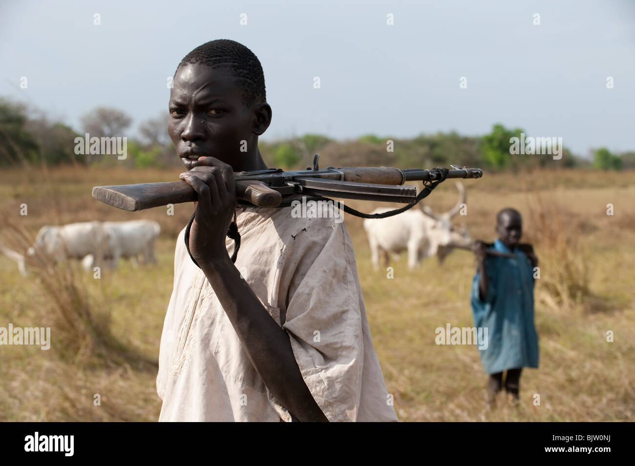 Au sud-Soudan, Cuibet près de Rumbek , tribu Dinka, Shepherd armés de Kalachnikov AK-47 protéger leurs vaches zébu bovins hostile de raider Banque D'Images