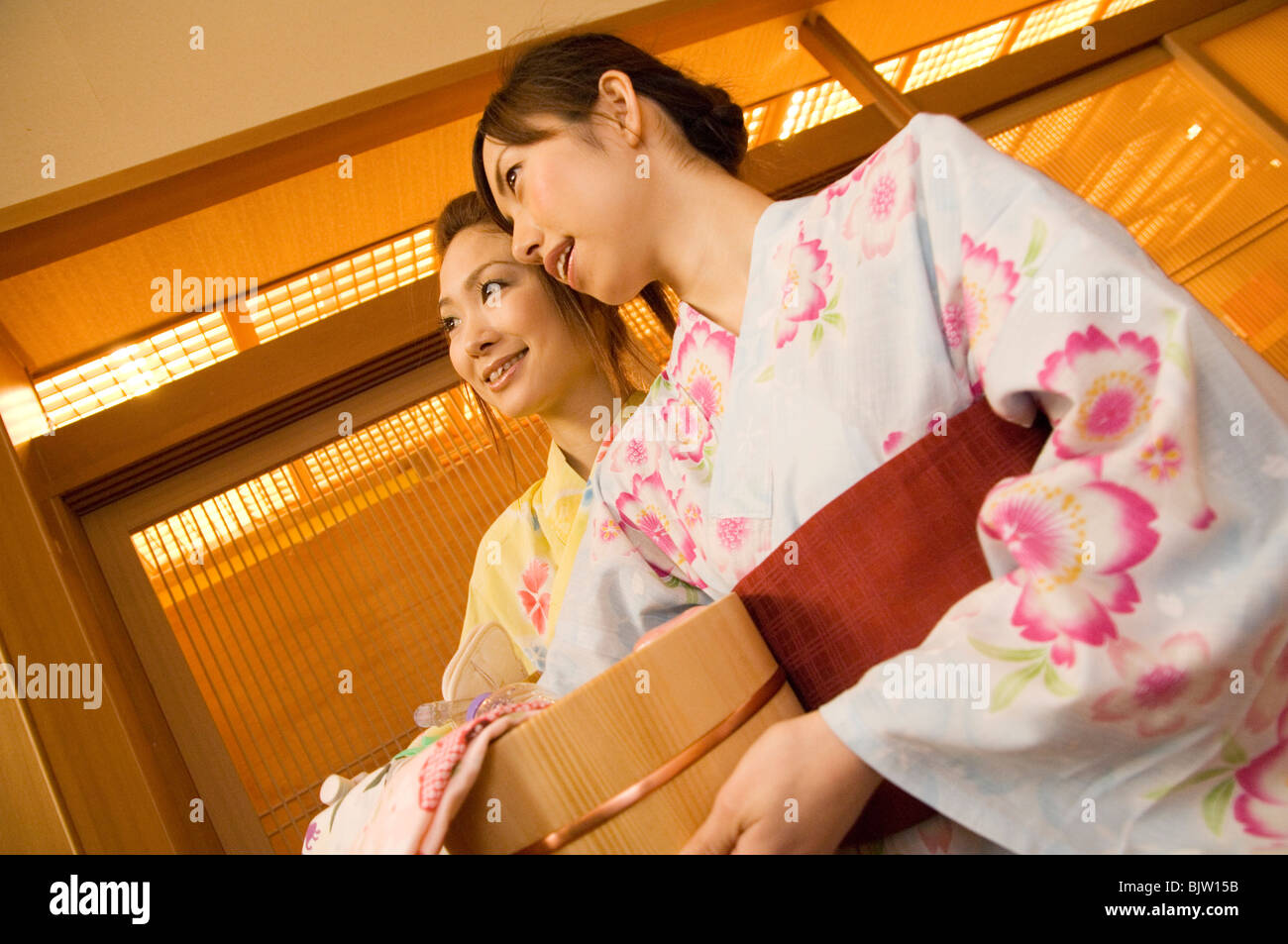Deux femmes portant un yukata et holding spa produit à un centre de santé Banque D'Images
