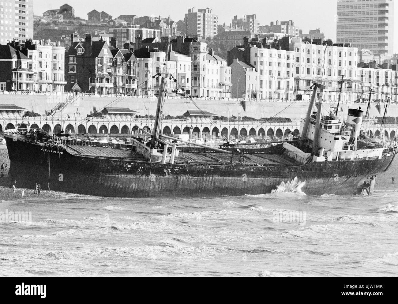 L'Athina B, un cargo grec qui était fondée sur la plage de Brighton en 1980 après une collision avec le Palace Pier dans l'obscurité. Banque D'Images