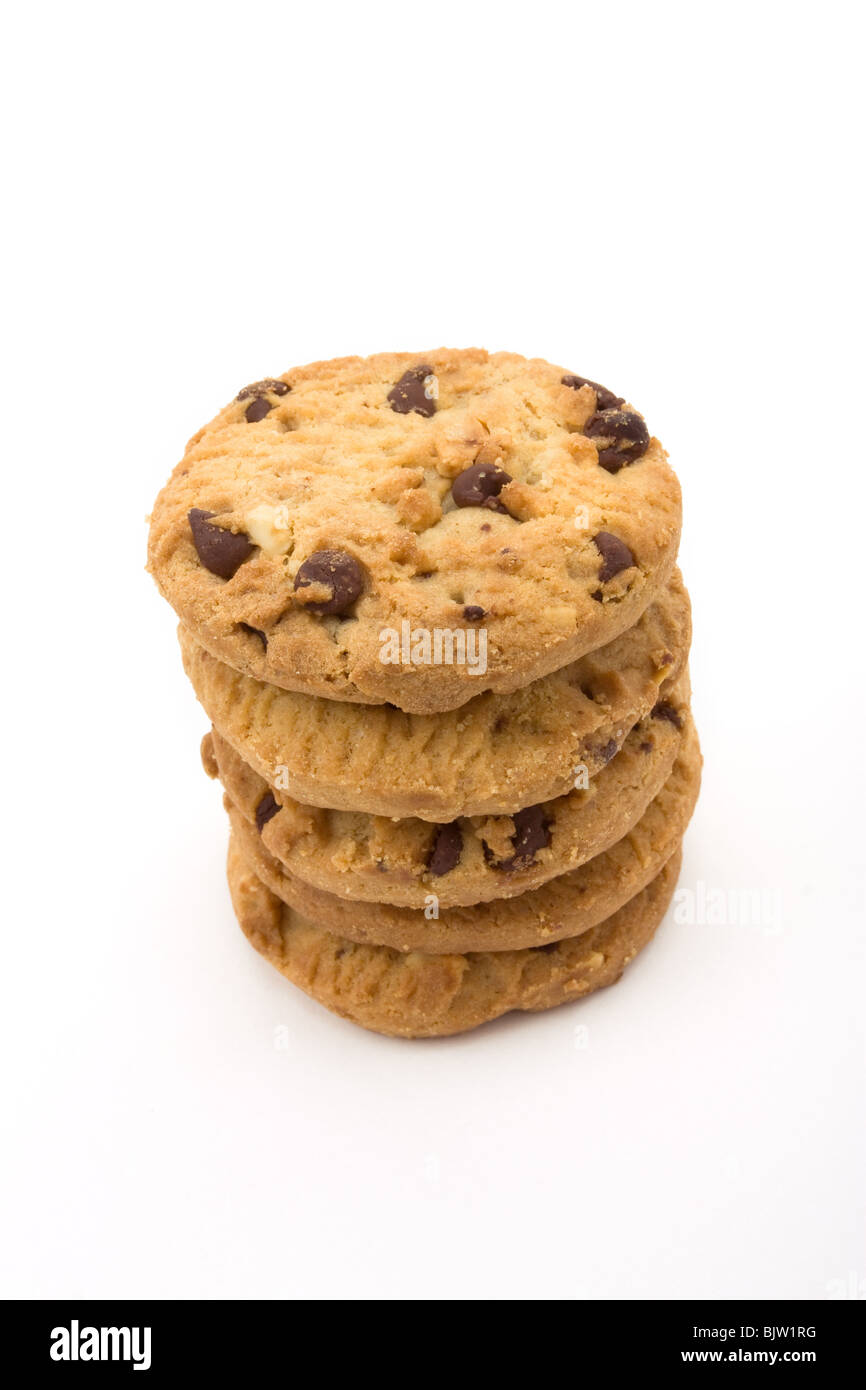 Tour de Choc Chip n Hazlenut Biscuits de vue faible contre isolé sur fond blanc. Banque D'Images