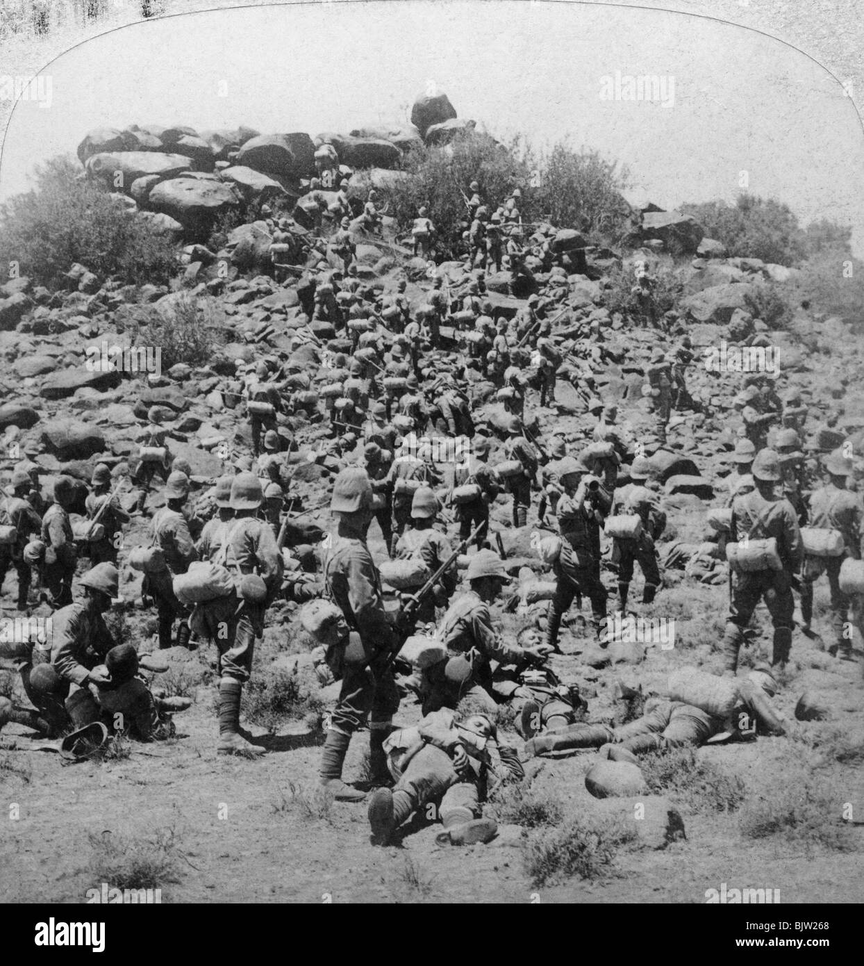 'Storming Boer de la colline par les Suffolks à Durban, Afrique du Sud", Guerre des Boers, 1900.Artiste : Underwood & Underwood Banque D'Images