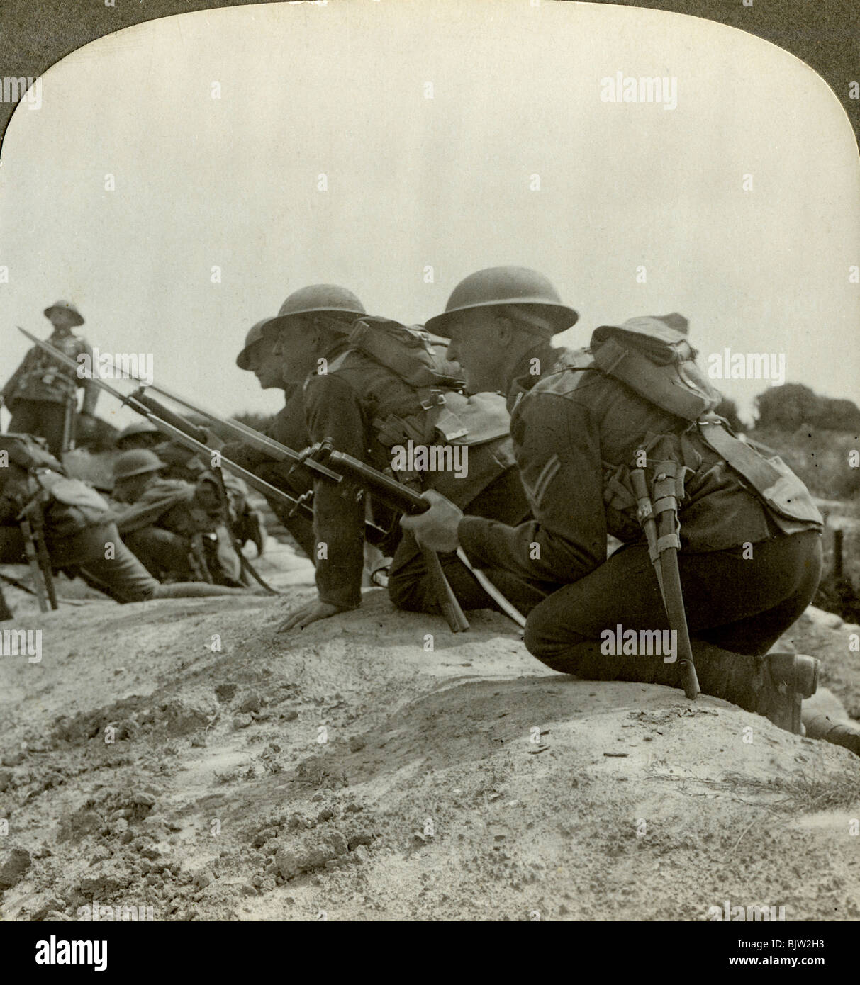 Ruée vers l'infanterie canadienne une position allemande, la Première Guerre mondiale, 1914-1918.Artist : Éditeurs Voyages réaliste Banque D'Images