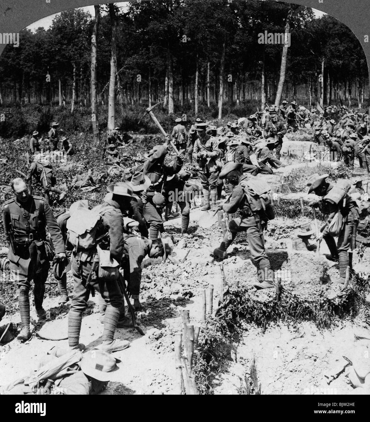 Creuser des tranchées, les soldats de la Première Guerre mondiale, 1914-1918.Artist : Éditeurs Voyages réaliste Banque D'Images