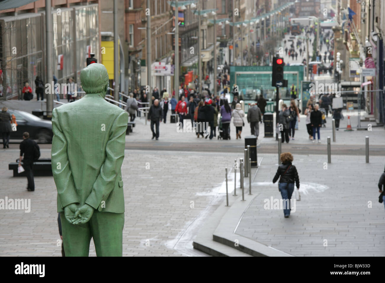 Ville de Glasgow, en Écosse. Vue arrière de la statue sculptée Mackay Kenny d'Écosse pour la première fois, un Premier ministre Donald Dewar. Banque D'Images