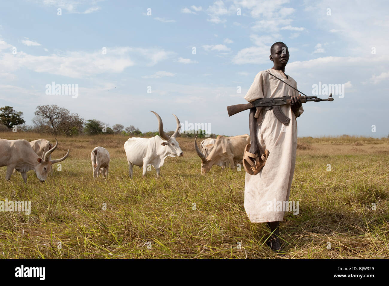Au sud-Soudan, Cuibet près de Rumbek , tribu Dinka, Shepherd armés de Kalachnikov AK-47 protéger leurs vaches zébu bovins hostile de raider Banque D'Images