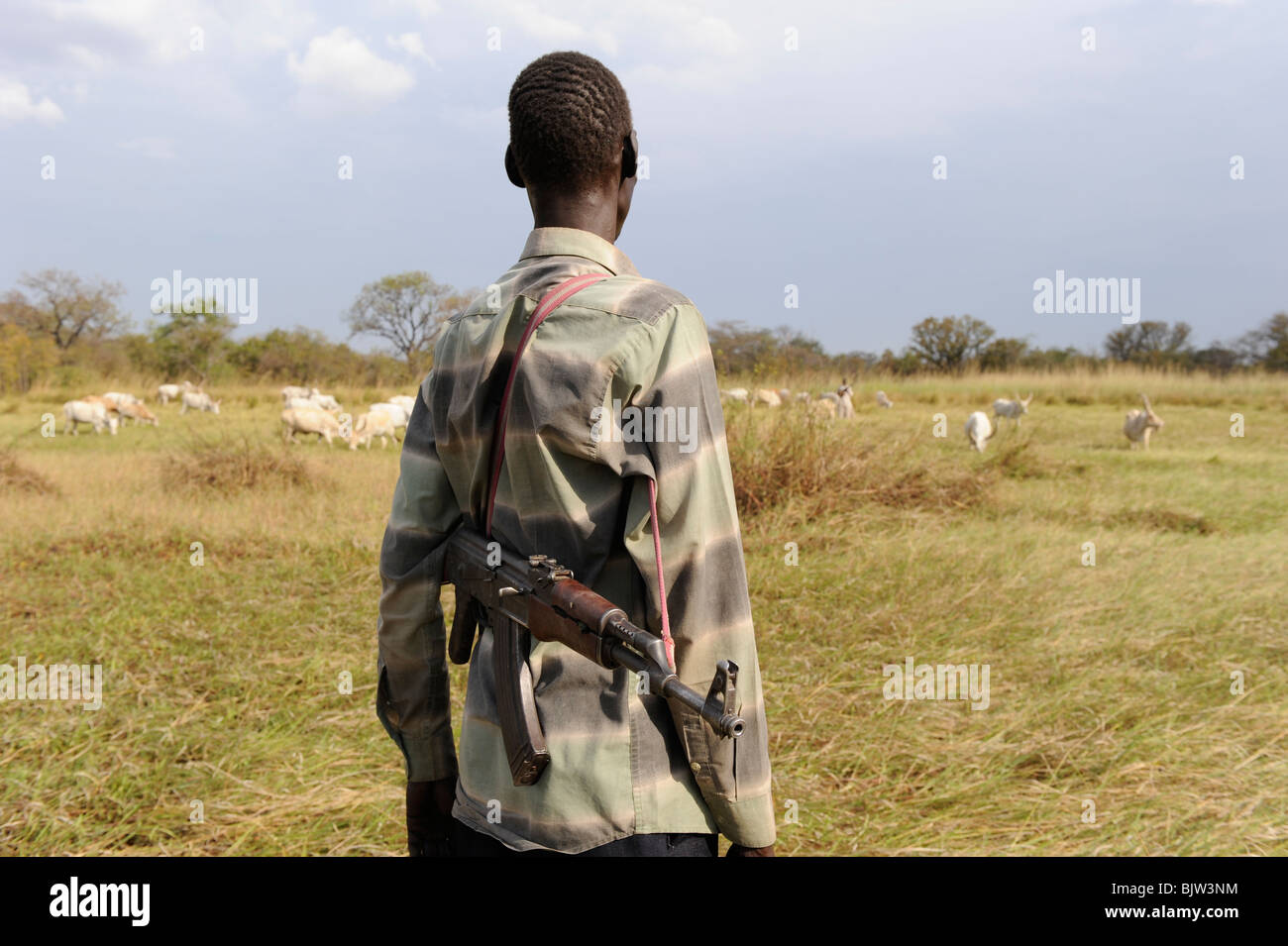 Au sud-Soudan, Cuibet près de Rumbek , tribu Dinka, Shepherd armés de Kalachnikov AK-47 protéger leurs vaches zébu bovins hostile de raider Banque D'Images
