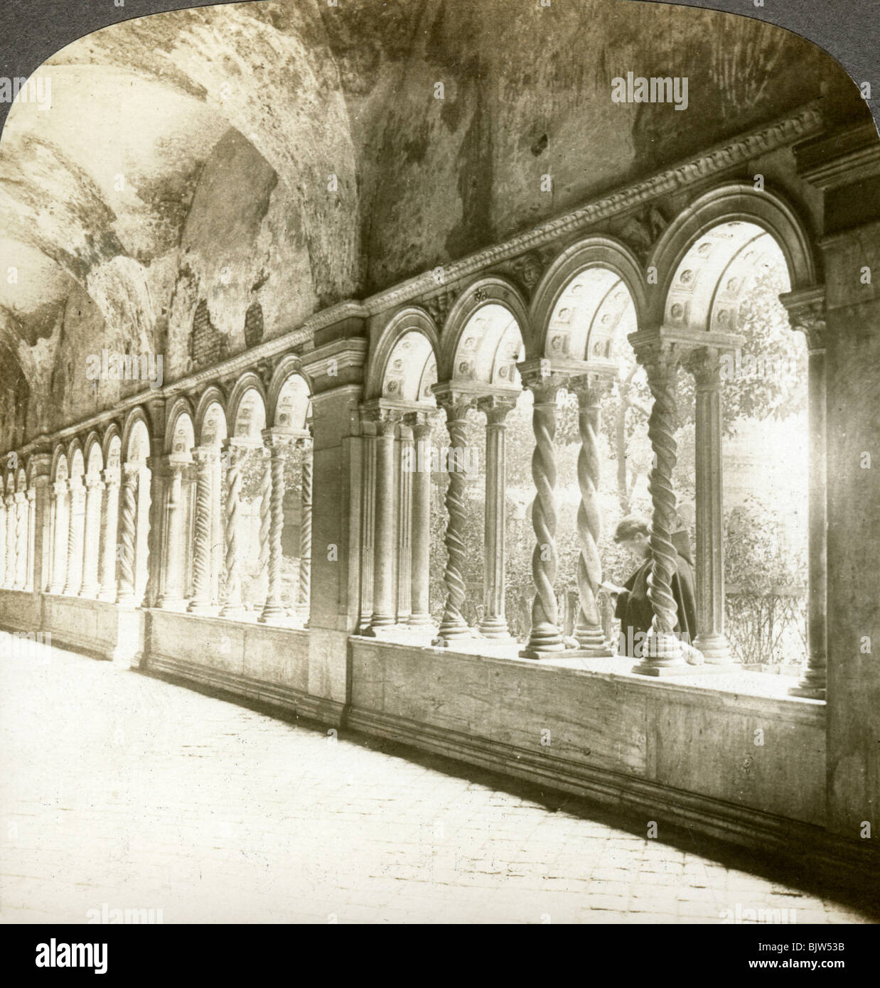 Colonnes torsadées dans le cloître, de la Basilique de Saint Paul Hors les Murs, Rome, Italie.Artist : Underwood & Underwood Banque D'Images