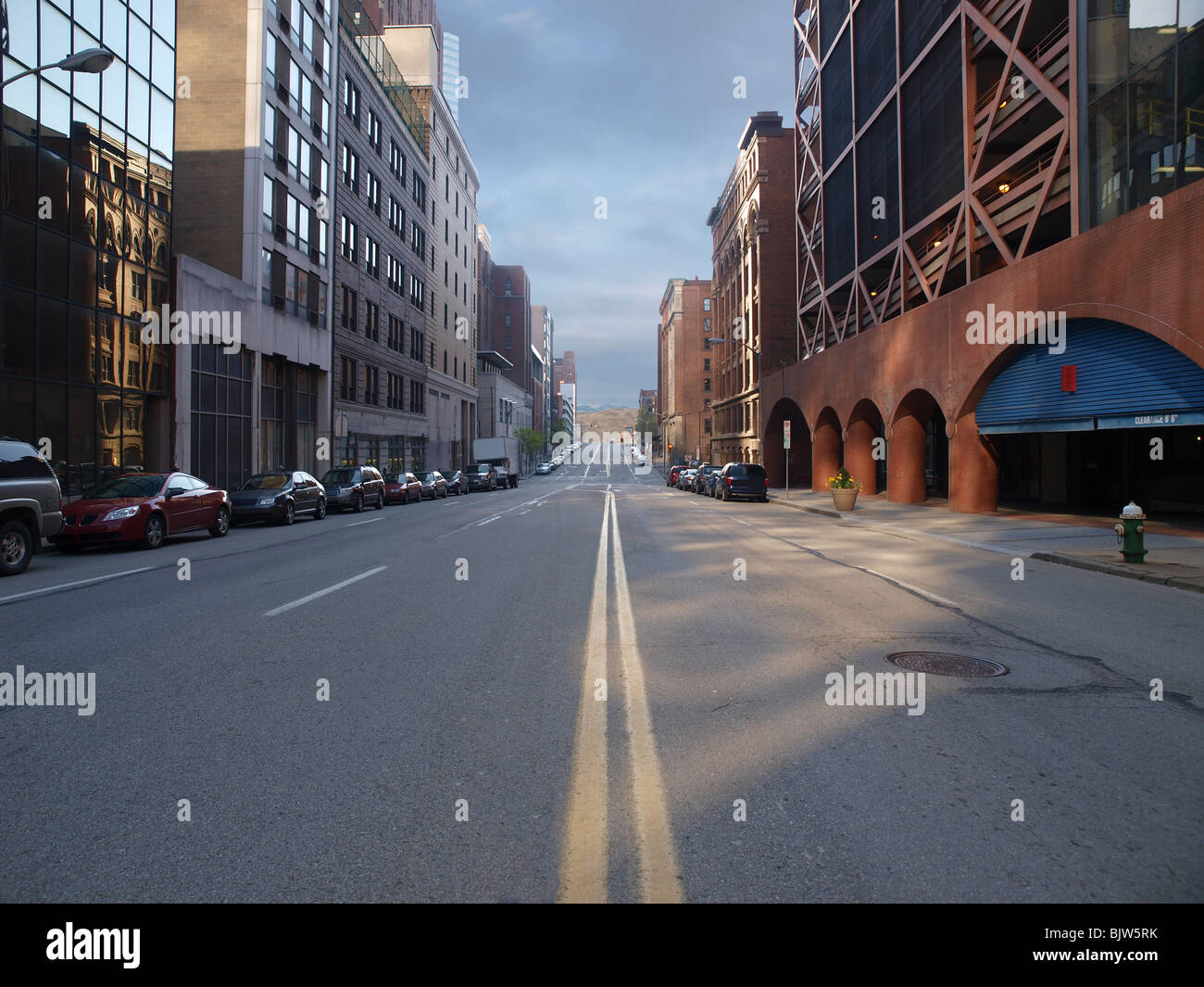 Pittsburg street avec Montana Mountain et le ciel. Banque D'Images