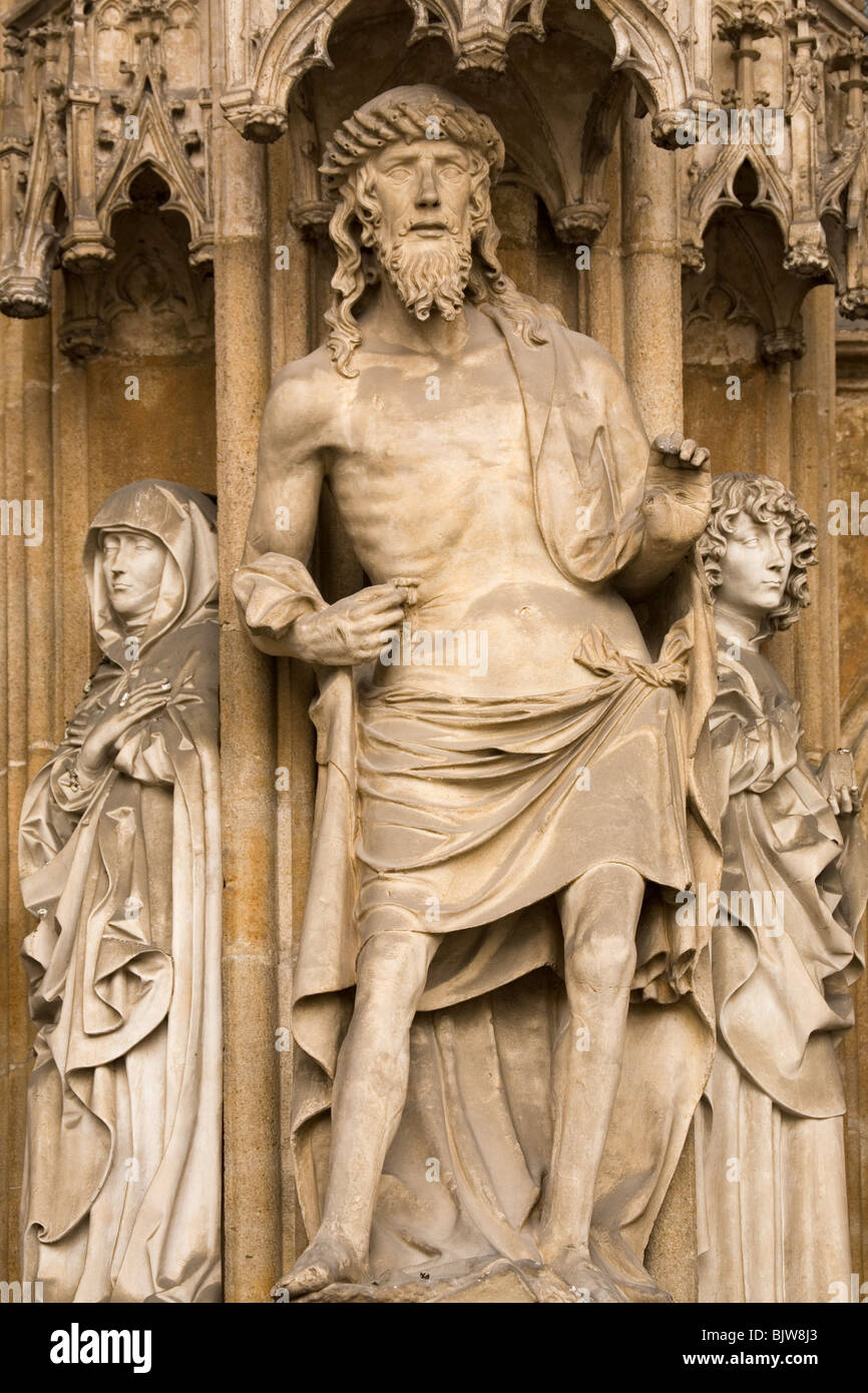 La figure de Jésus Christ se tient sur le portail ouest de la cathédrale d'Ulm en Allemagne. Banque D'Images