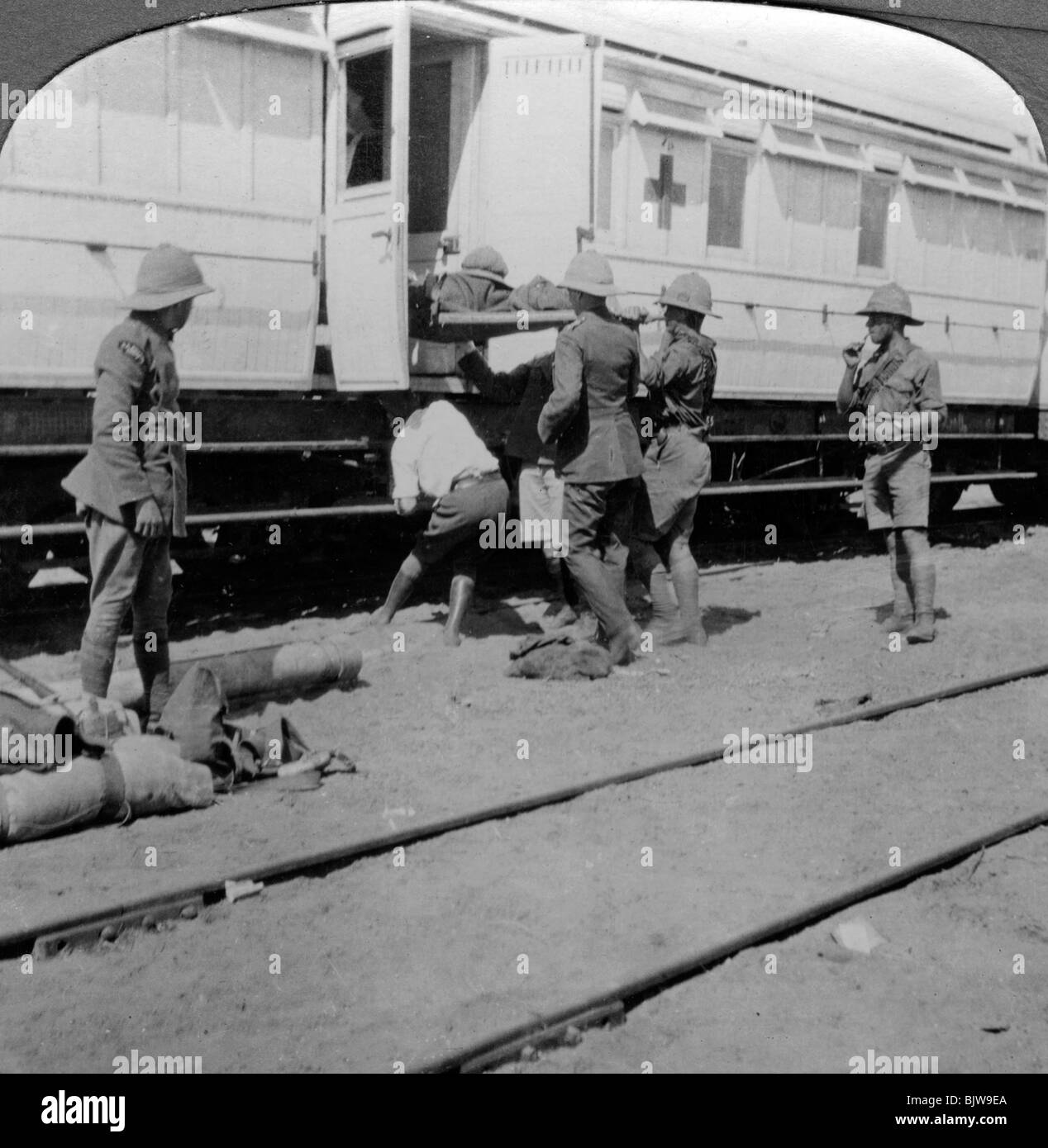 La levée des soldats blessés sur un train de l'hôpital, l'Afrique de l'Est, la Première Guerre mondiale, 1914-1918.Artist : Éditeurs Voyages réaliste Banque D'Images