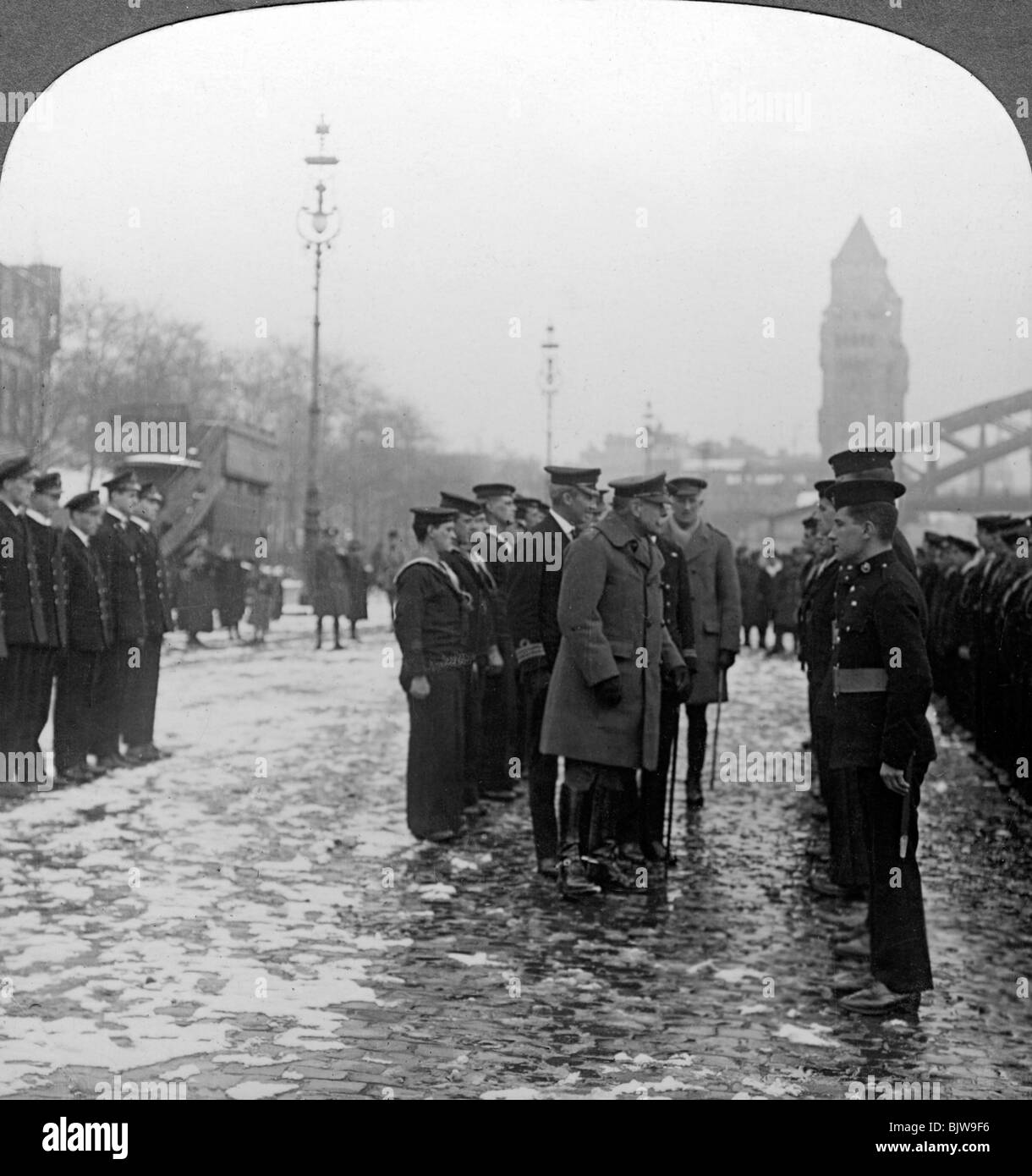 Sir Douglas Haig l'inspection des marins, la Première Guerre mondiale, 1918.Artiste : Éditeurs Voyages réaliste Banque D'Images