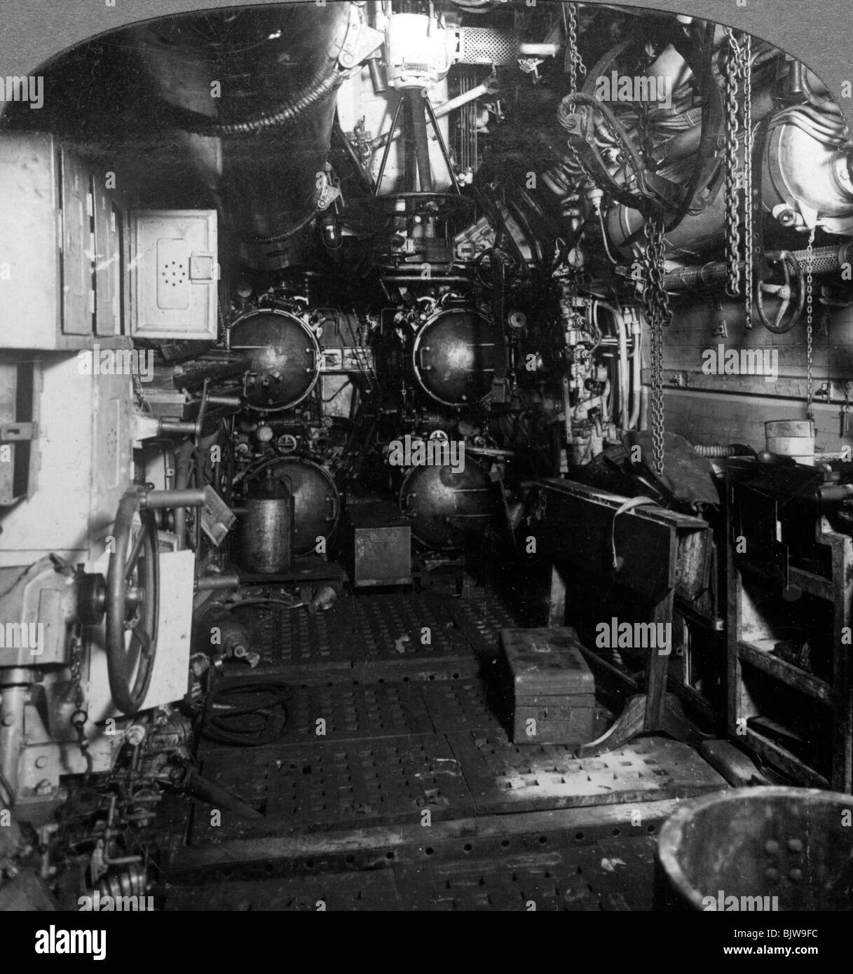 Quatre tubes lance-torpilles dans le compartiment avant d'un sous-marin allemand, la Première Guerre mondiale, 1918.Artiste : Éditeurs Voyages réaliste Banque D'Images