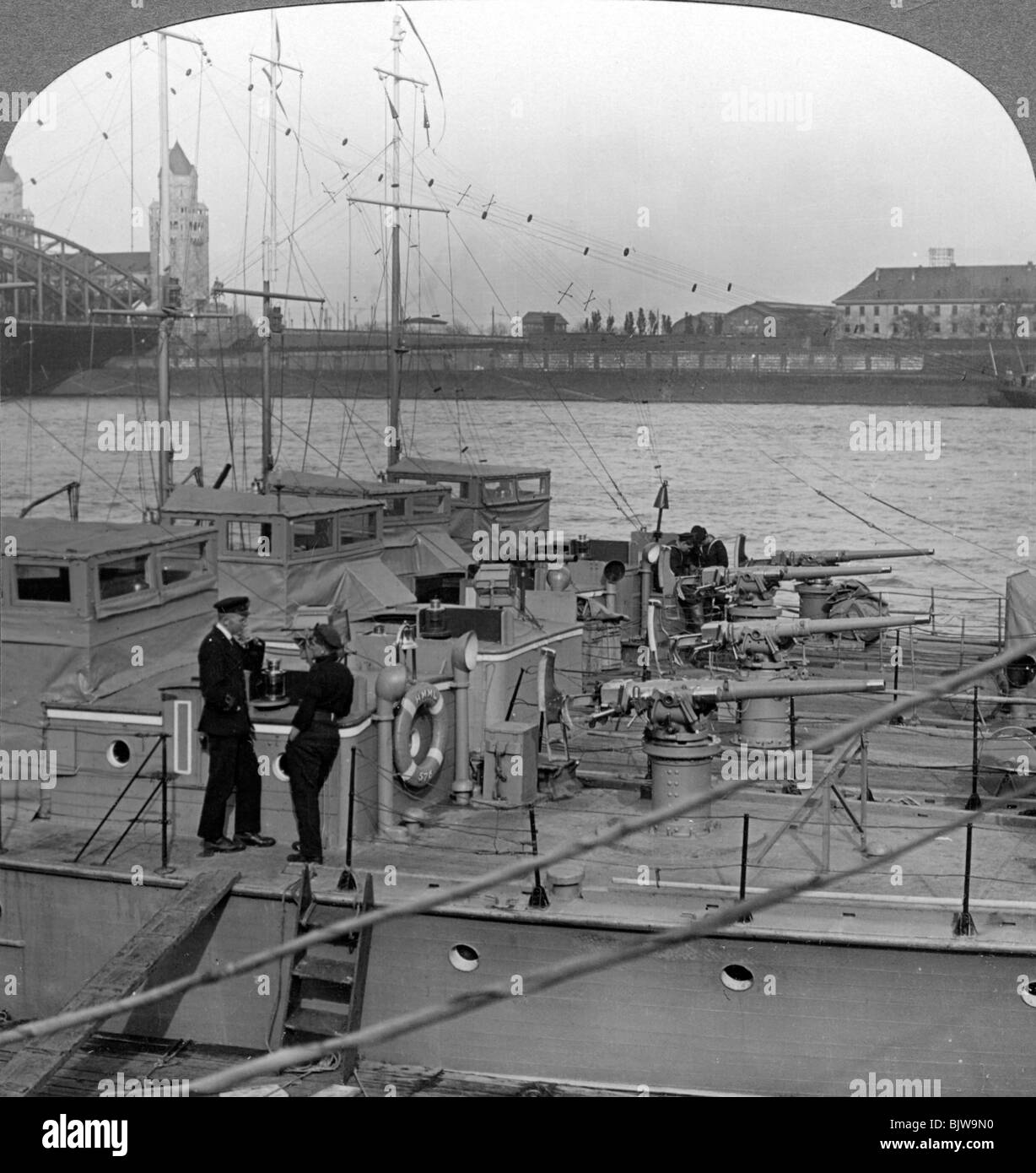 Flotille de bateaux à moteur sur le Rhin, c1918-1919.Artist : Éditeurs Voyages réaliste Banque D'Images