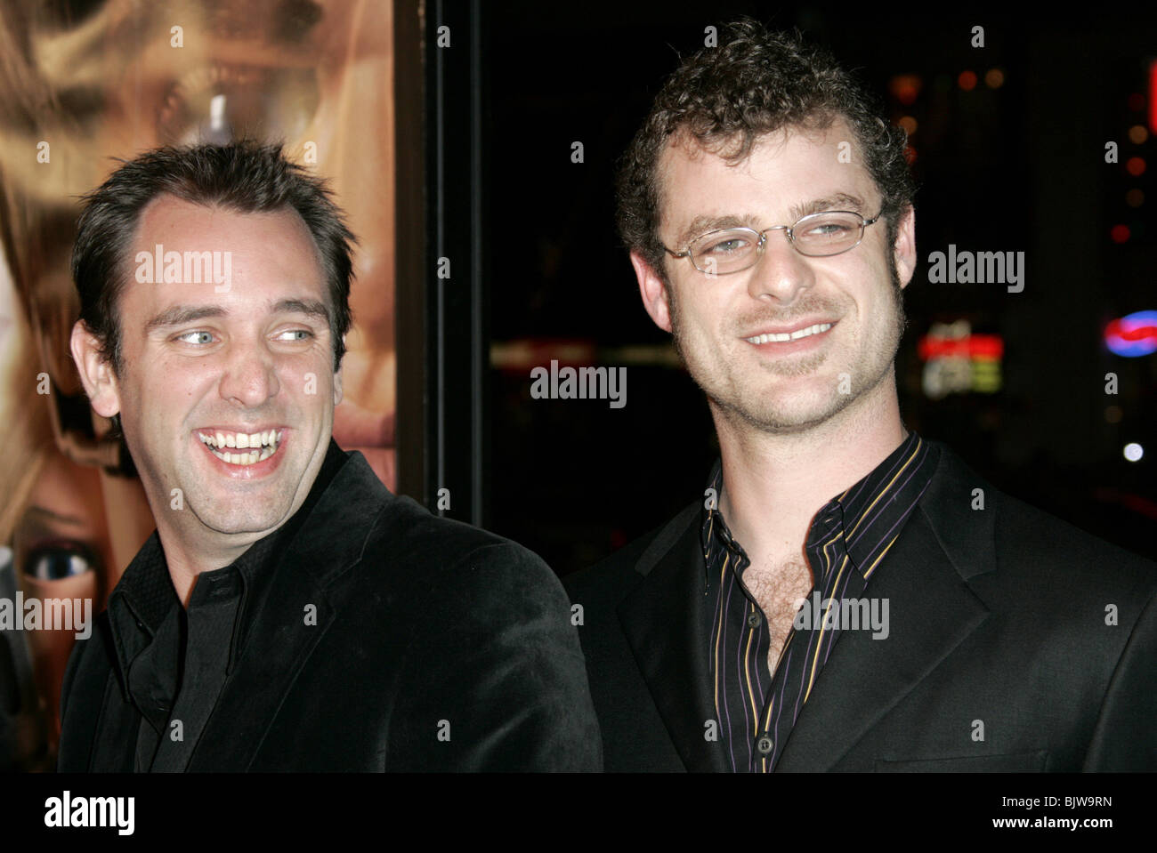 MATT Stone et Trey Parker TEAM AMERICA WORLD PREMIERE GRAUMAN'S CHINESE THEATRE HOLLYWOOD USA 11 Octobre 2004 Banque D'Images