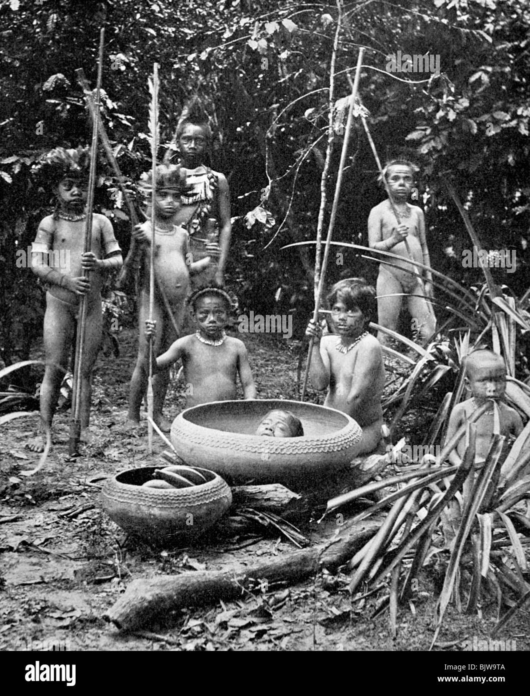 Des Indiens de la rivière Putumayo avec une tête décapitée, l'Amazonie. Artiste : Inconnu Banque D'Images