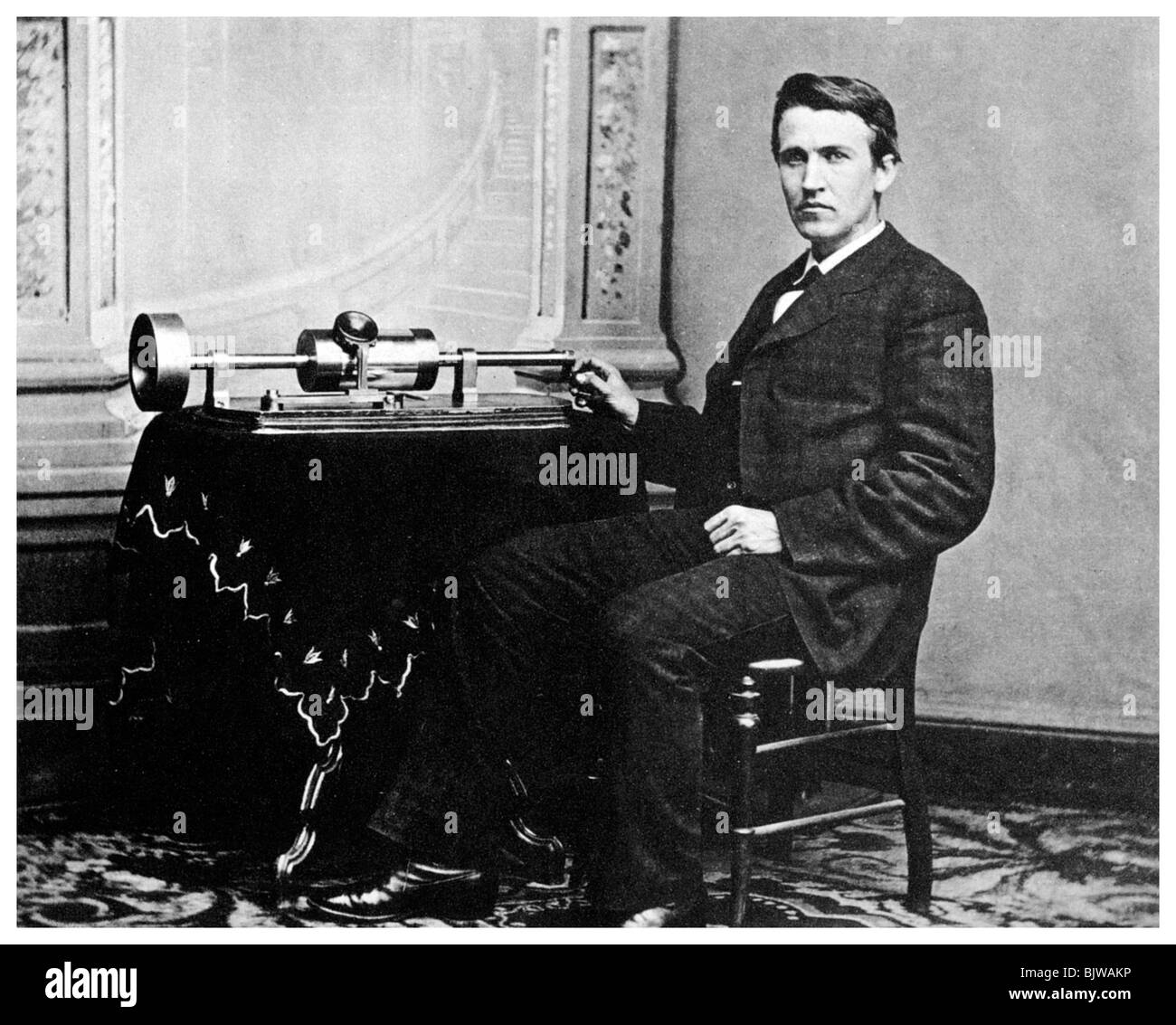 Thomas Alva Edison, inventeur américain, avec son phonographe, c1878 (1955). Artiste : Inconnu Banque D'Images