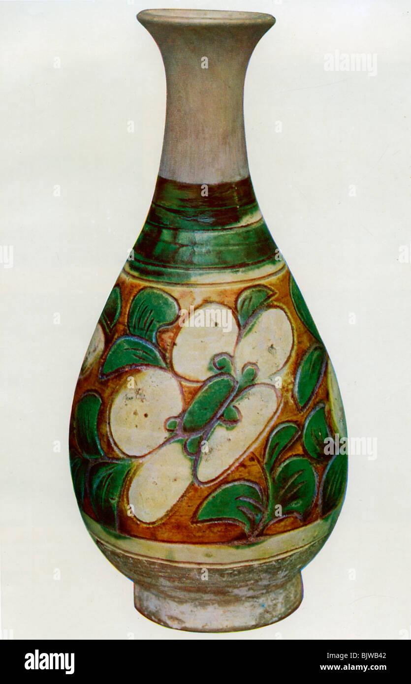 Vase en faïence, Chinois, Dynastie Tang, 618-907 (1925). Artiste : Inconnu Banque D'Images