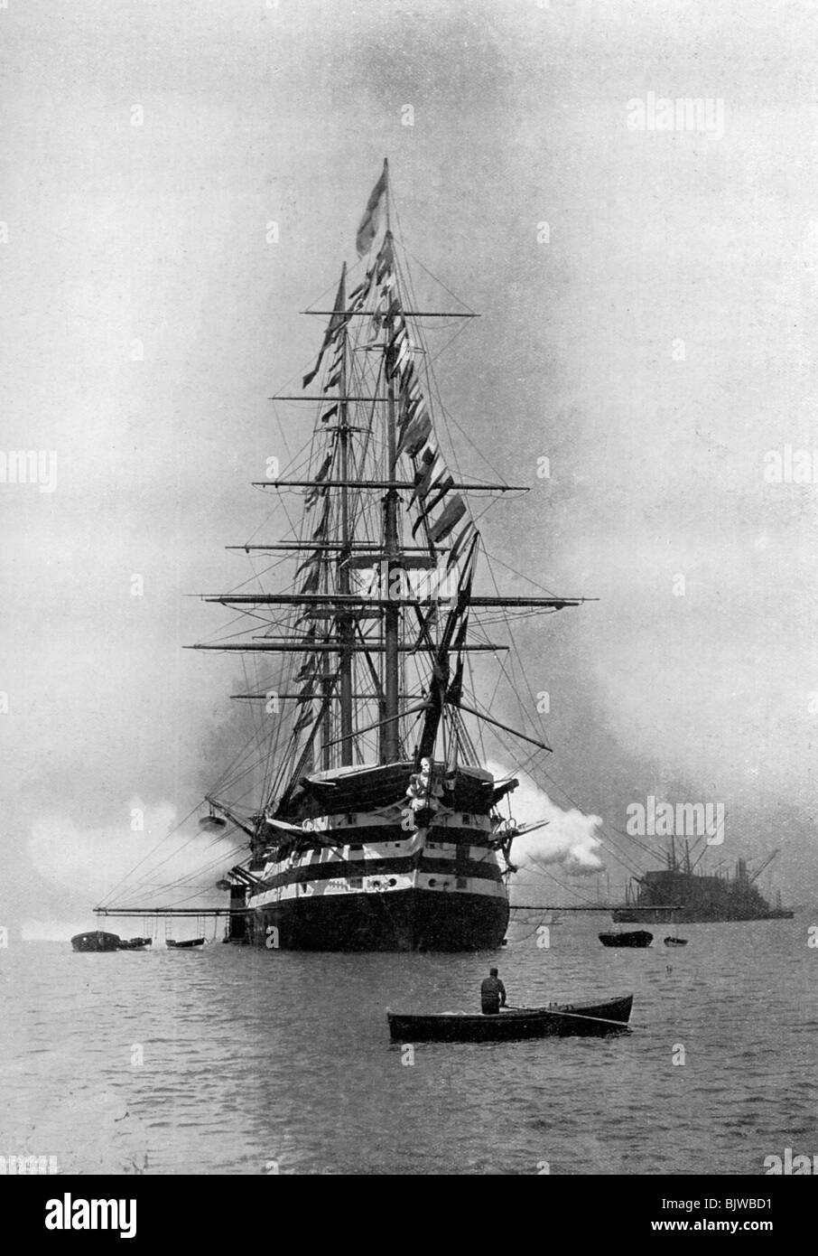 Le HMS 'Duke of Wellington' le tir d'un salut royal en tant que navire amiral à Portsmouth, Hampshire, 1896.Artiste : Symonds & Co Banque D'Images