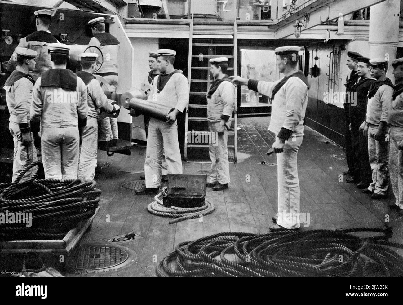 À l'entraînement avec un pistolet à tir rapide 6 pouces à bord du cuirassé HMS 'Résolution', 1896.Artiste : Grégoire & Co Banque D'Images