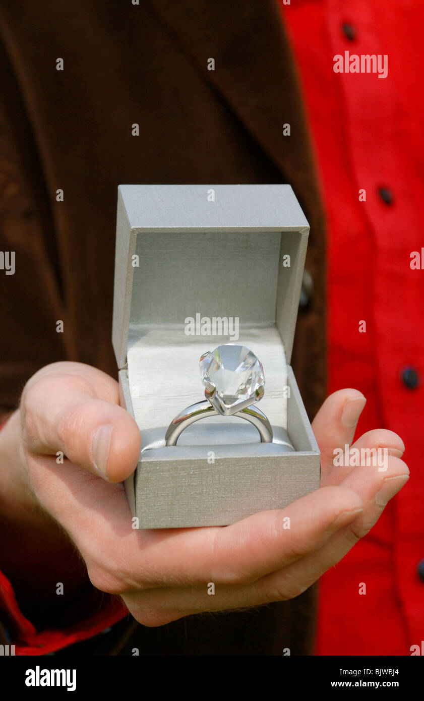 Homme tenant une boîte avec une bague de fiançailles en diamants à  l'intérieur Photo Stock - Alamy
