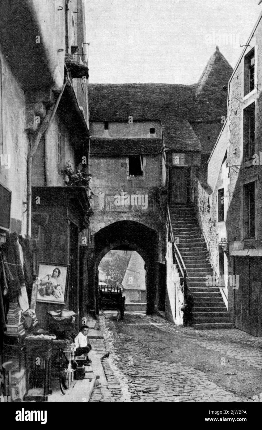 Un old curiosity shop à Falaise, Normandie, France, c1930s. Artiste : Humphrey Joel Banque D'Images