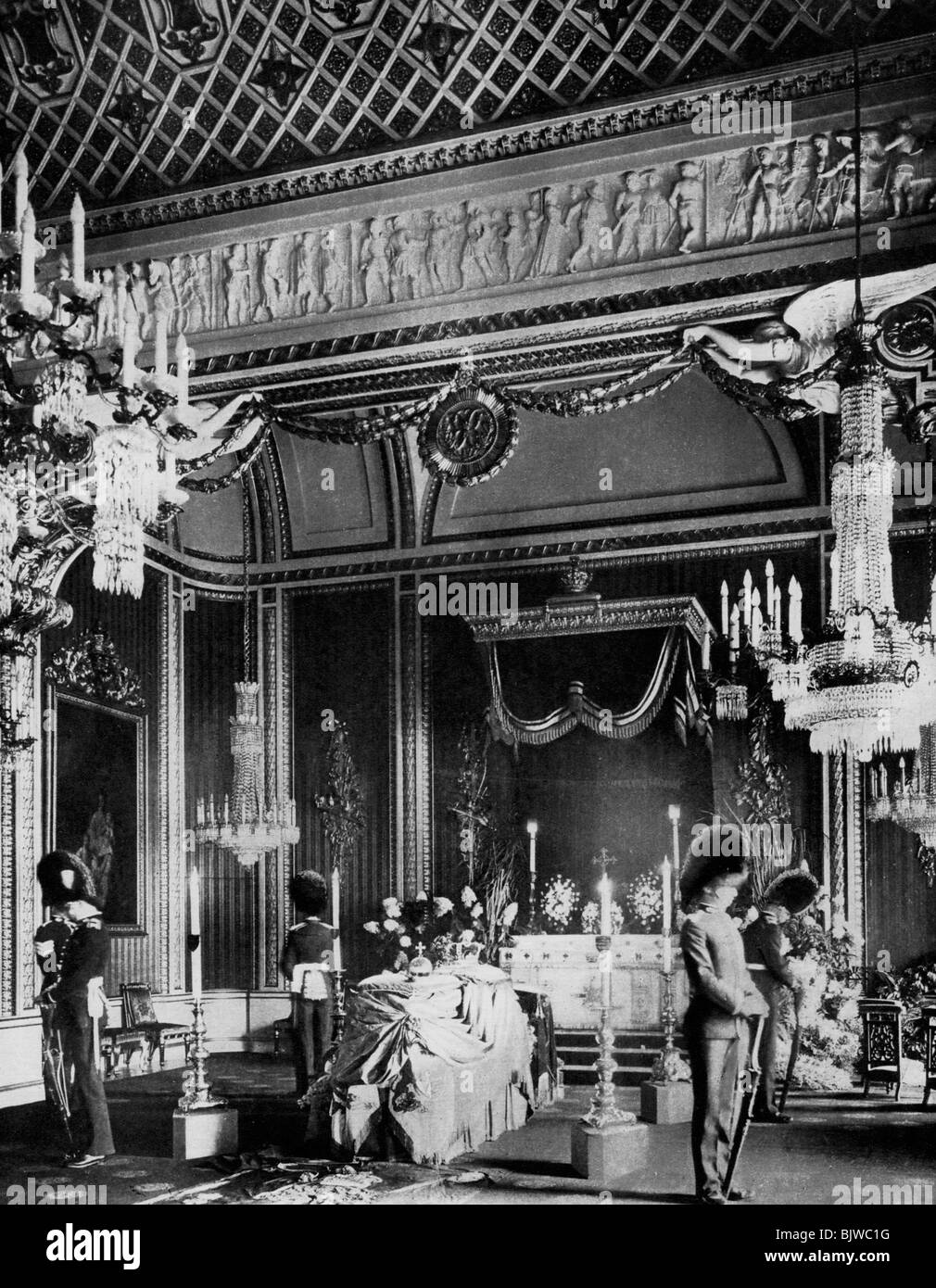 Édouard VII en chapelle ardente, Salle du Trône, Buckingham Palace, London, 1910 (1937). Artiste : Inconnu Banque D'Images