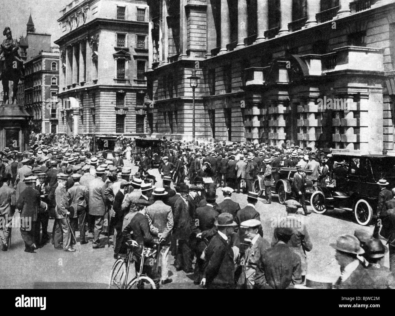 Attendre les foules à Londres pour voir si il y aura la guerre, 4 août 1914 (1937). Artiste : Fox Banque D'Images