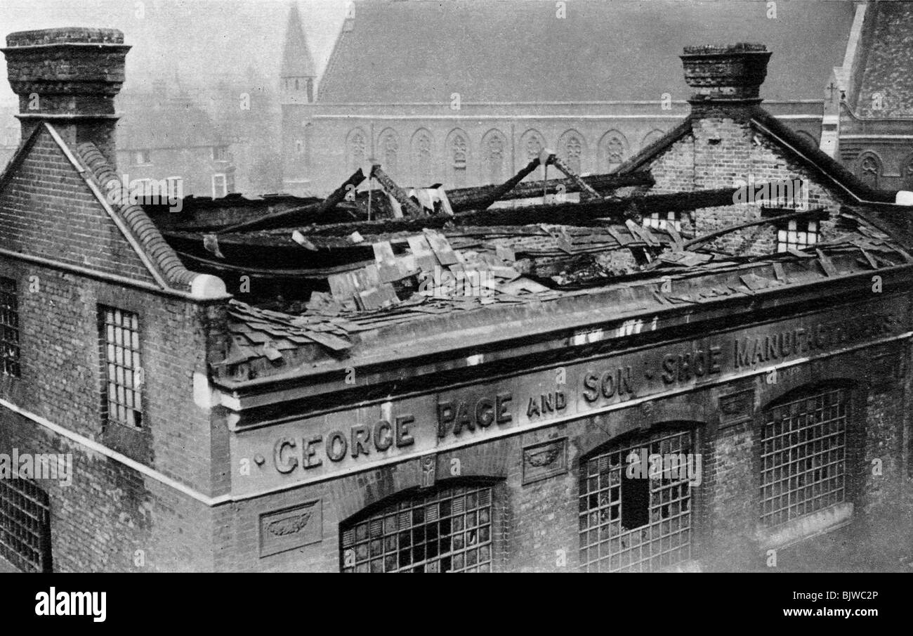 Dommages causés dans le premier bombardement sur Londres, 1915 (1937). Artiste : Appuyez sur la touche Centrale Banque D'Images