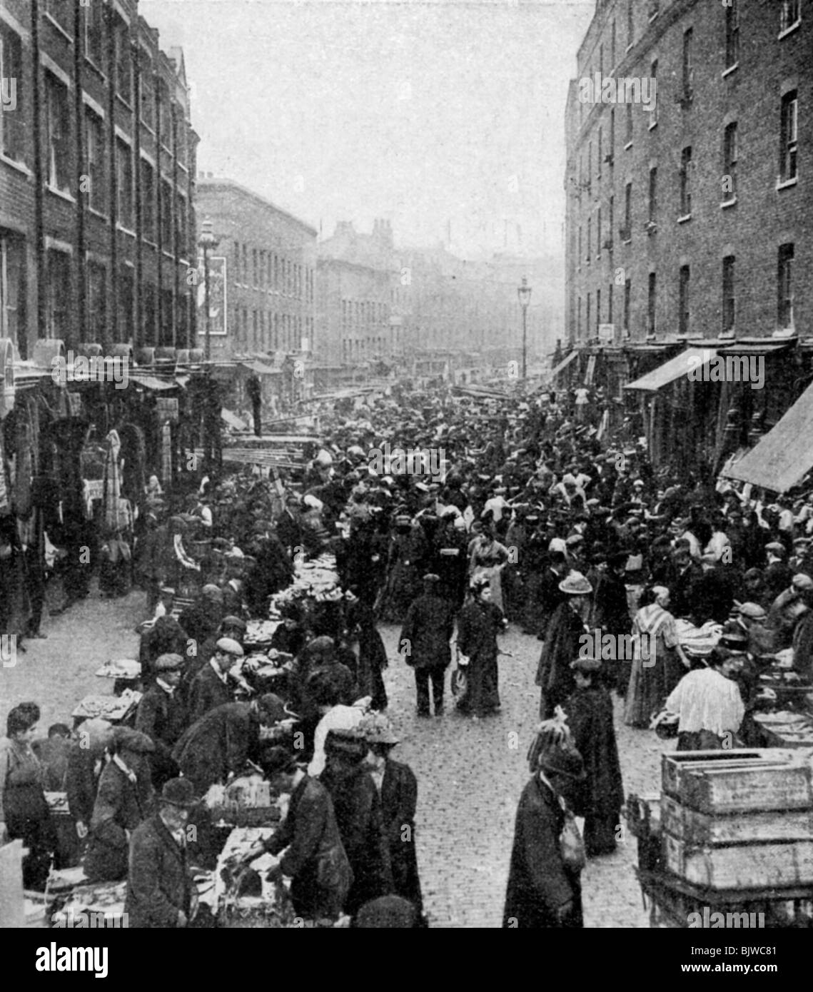 Marché le dimanche, Wentworth Street, East London, c1930s. Artiste : Inconnu Banque D'Images