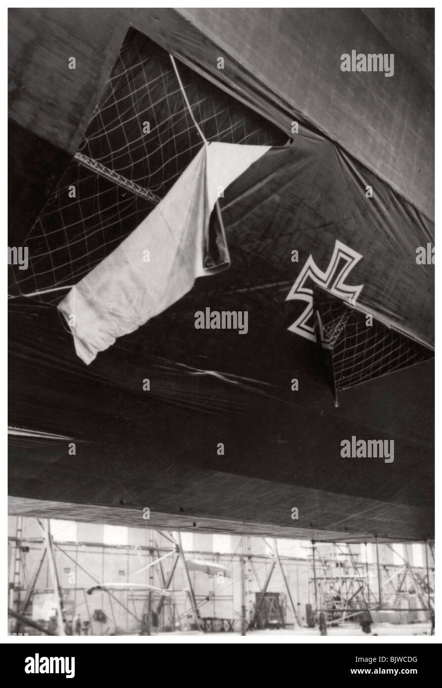 Dirigeable Zeppelin de la marine allemande endommagée, la Première Guerre mondiale, 1914-1918 (1933). Artiste : Inconnu Banque D'Images