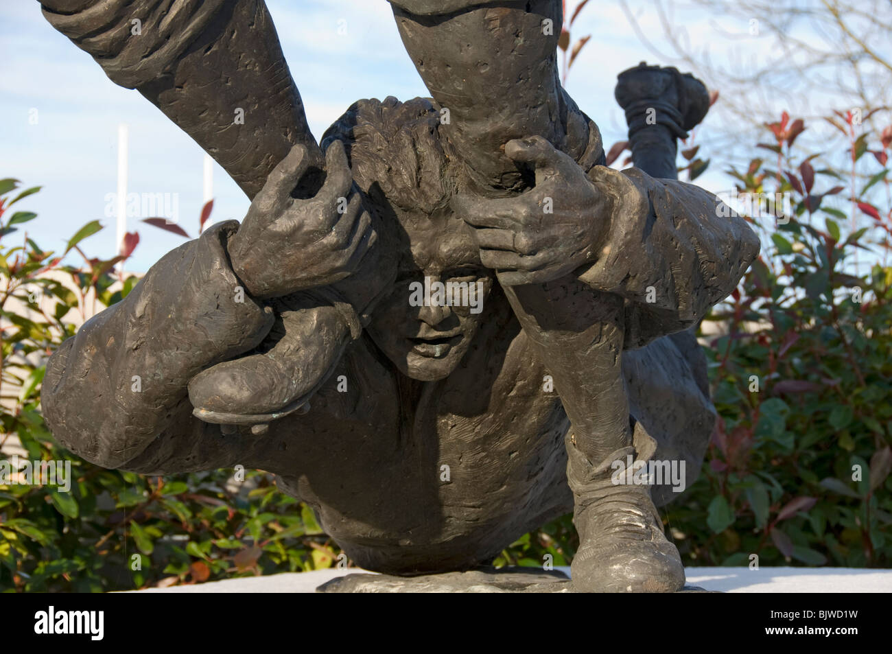 Détail d'une sculpture d'Eric Evans MBE, capitaine de l'équipe anglaise de rugby, Audenshaw, Tameside, Greater Manchester, Angleterre, RU Banque D'Images