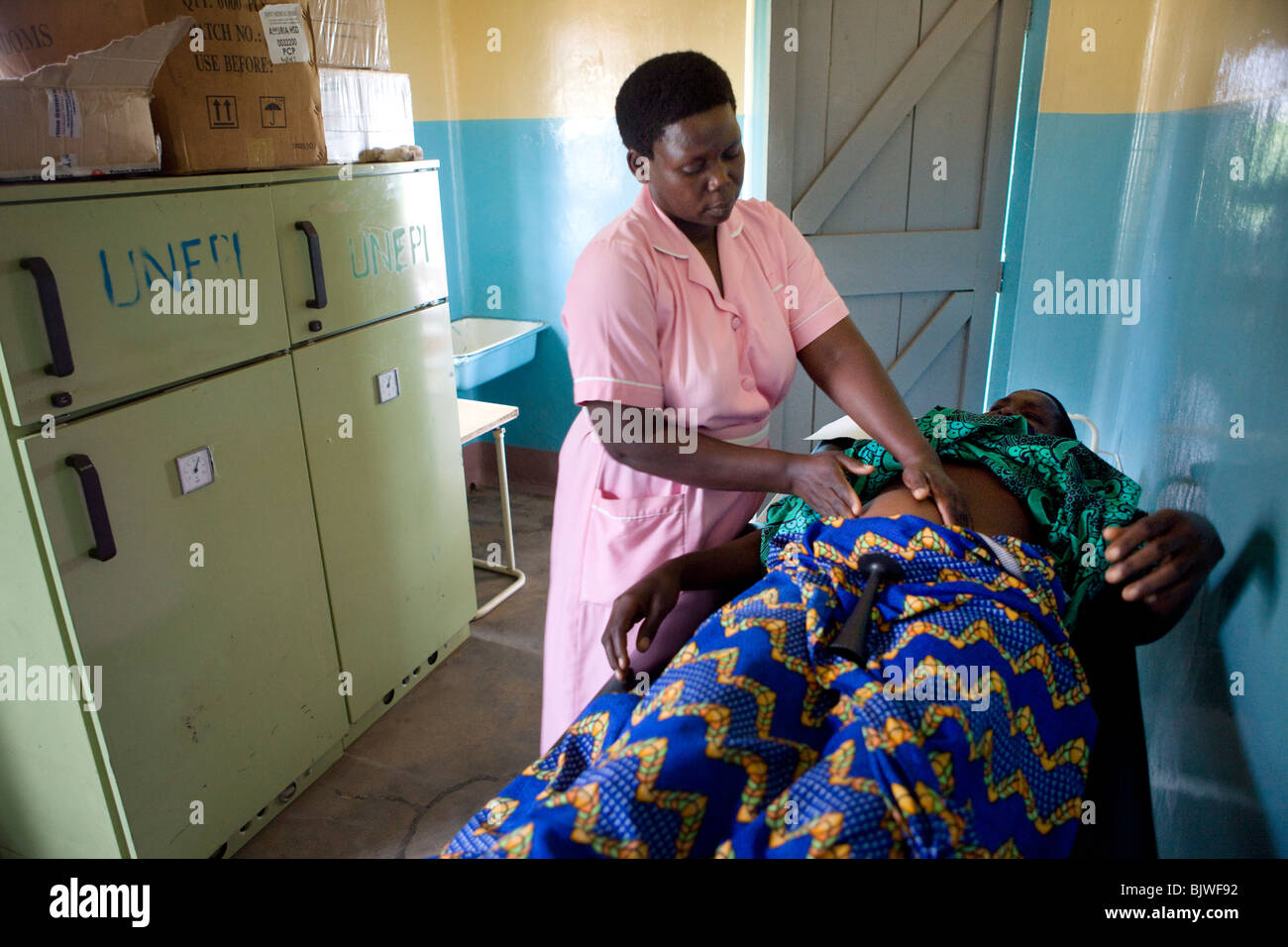 Une femme enceinte reçoit un examen de la mère à l'hôpital de district, sous-région de Teso Amuria, Ouganda, Afrique de l'Est. Banque D'Images