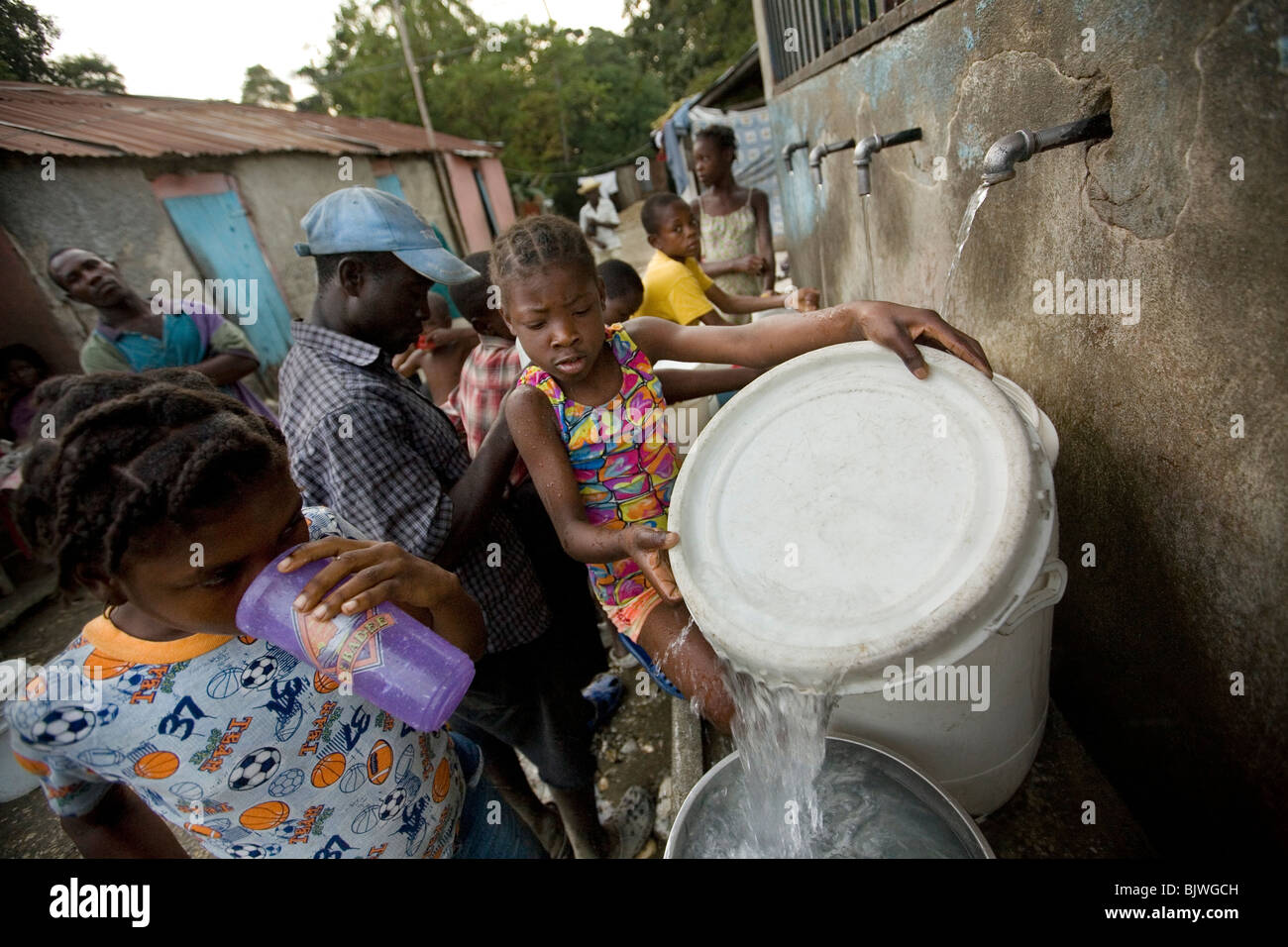 Les résidents de Mirebalais, Haïti aller chercher de l'eau potable d'une source. Banque D'Images