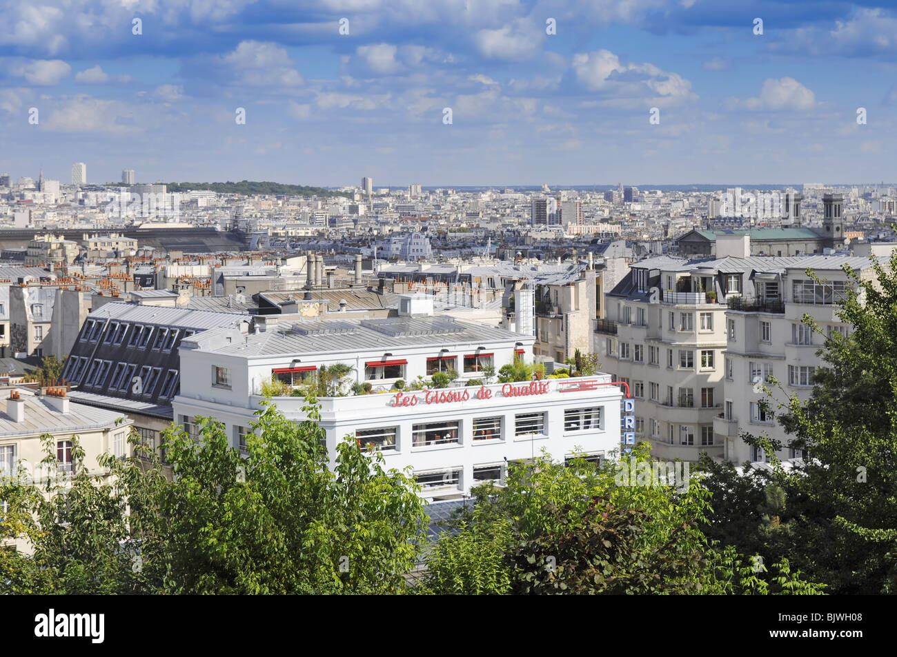 Les toits blancs de l'architecture parisienne de Montmartre hills, Paris. Banque D'Images