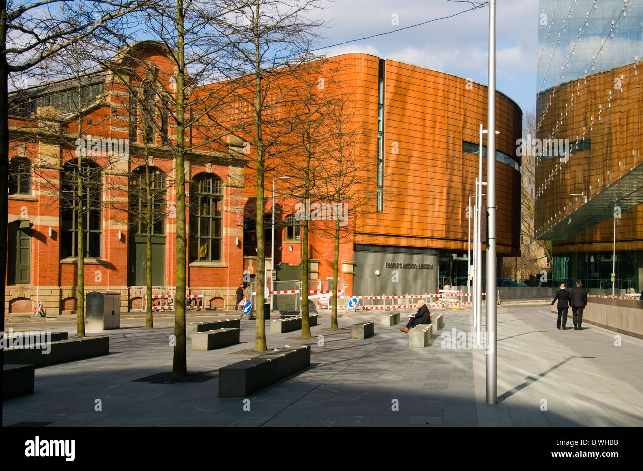 Le People's History Museum building reflète dans l'édifice du Centre de la Justice Civile, Manchester, Angleterre, RU Banque D'Images