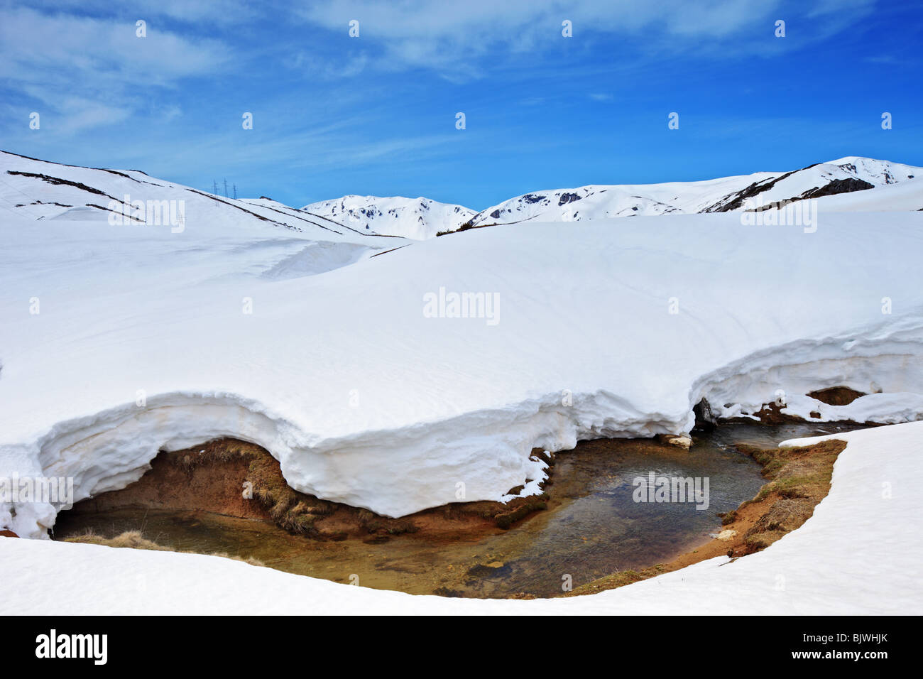 Un ruisseau couvert de neige dans le parc national de Mavrovo, Macédoine, en hiver Banque D'Images