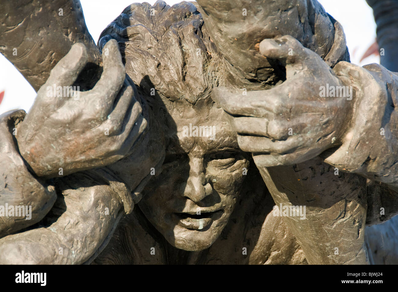 Détail d'une sculpture d'Eric Evans MBE, capitaine de l'équipe anglaise de rugby, Audenshaw, Tameside, Greater Manchester, Angleterre, RU Banque D'Images
