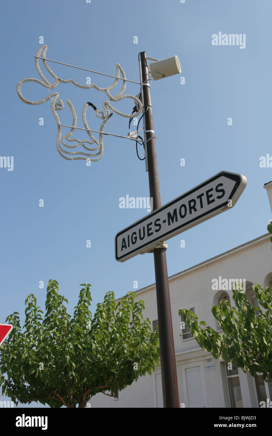 Une plaque de rue dans Saintes-Maries de la mer, Provence, France Banque D'Images