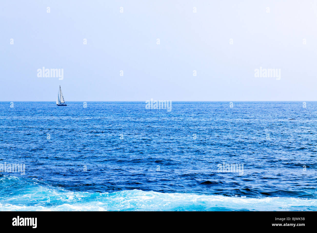 Seascape dans des tons bleus à l'aube Banque D'Images