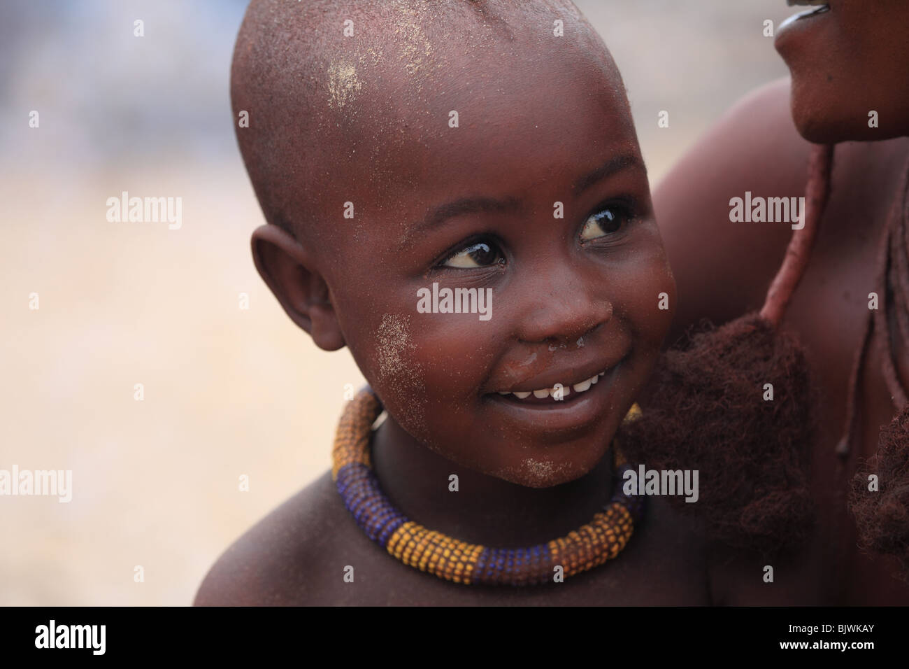 Les jeunes enfant Himba Smiling Banque D'Images