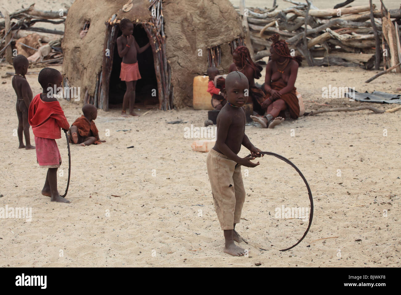 Enfants Palying Himba Village tribal Banque D'Images