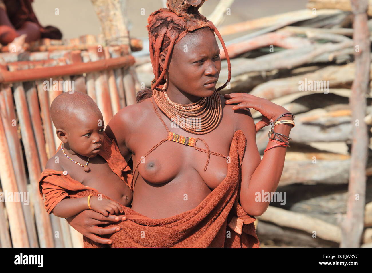 Mère avec son enfant Himba Banque D'Images