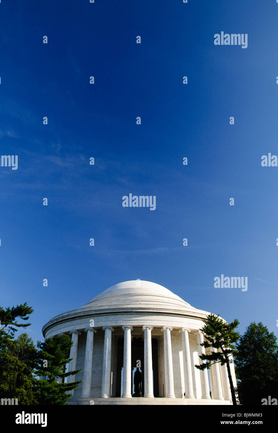 WASHINGTON DC, USA - Le Jefferson Memorial contre un ciel bleu clair, avec une grande zone de copyspace. Banque D'Images