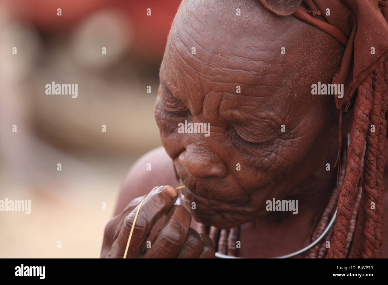 Femme Himba aîné Panier tissage Banque D'Images