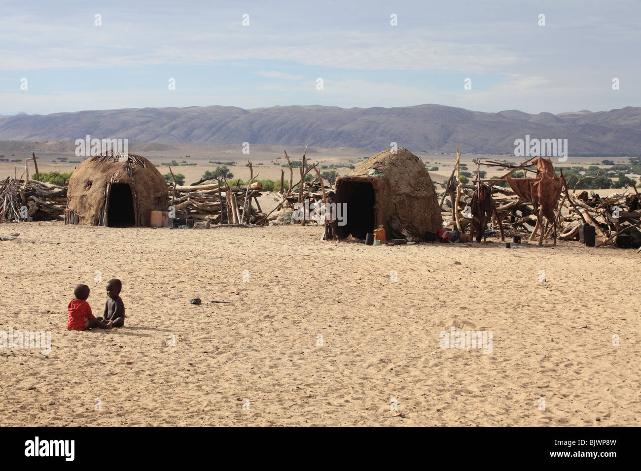 Enfants dans un village Himba Tribal Banque D'Images