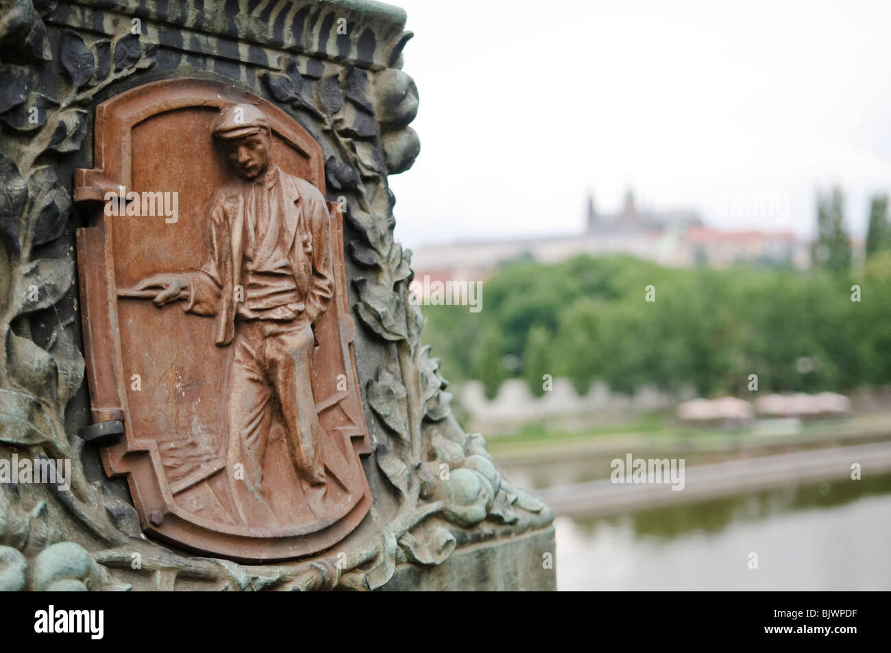 PRAGUE, République tchèque - plaque communiste d'un travailleur sur un pont de Prague avec le Château de Prague dans la distance Banque D'Images