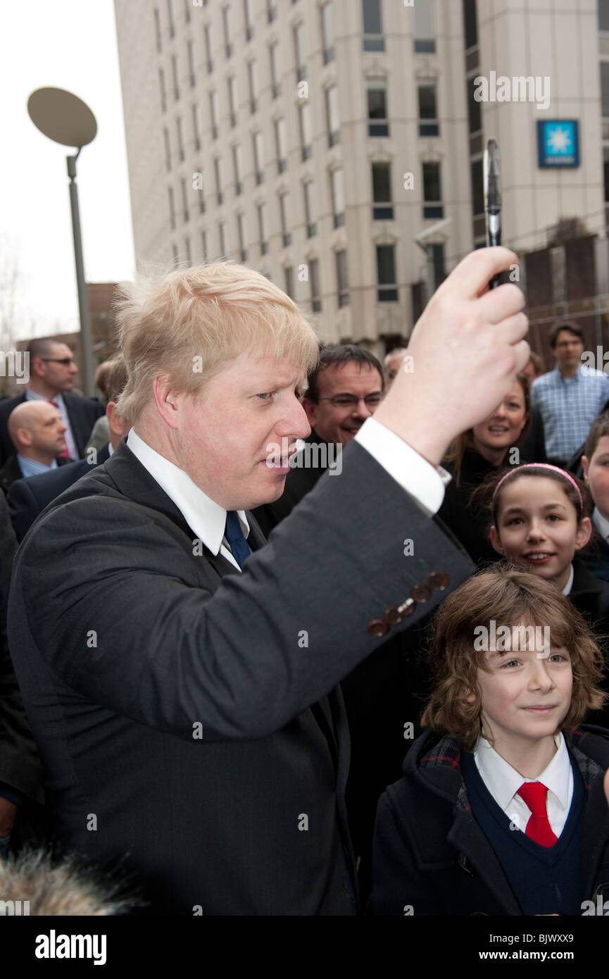 Boris Johnson, Maire de Londres à la présentation de la nouvelle Braham street Park. Banque D'Images