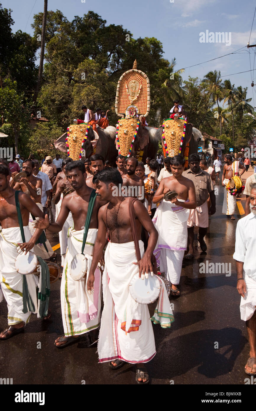 L'Inde, le Kerala, Thrissur, procession de trois éléphants temple caparisoned sur route pour KoorkancherryThaipooya festival Mahotsavam Banque D'Images